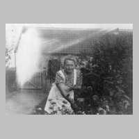 067-0037 Frieda Thiel, geb. Boehnke im Jahre 1943 in ihrem Blumengarten .JPG